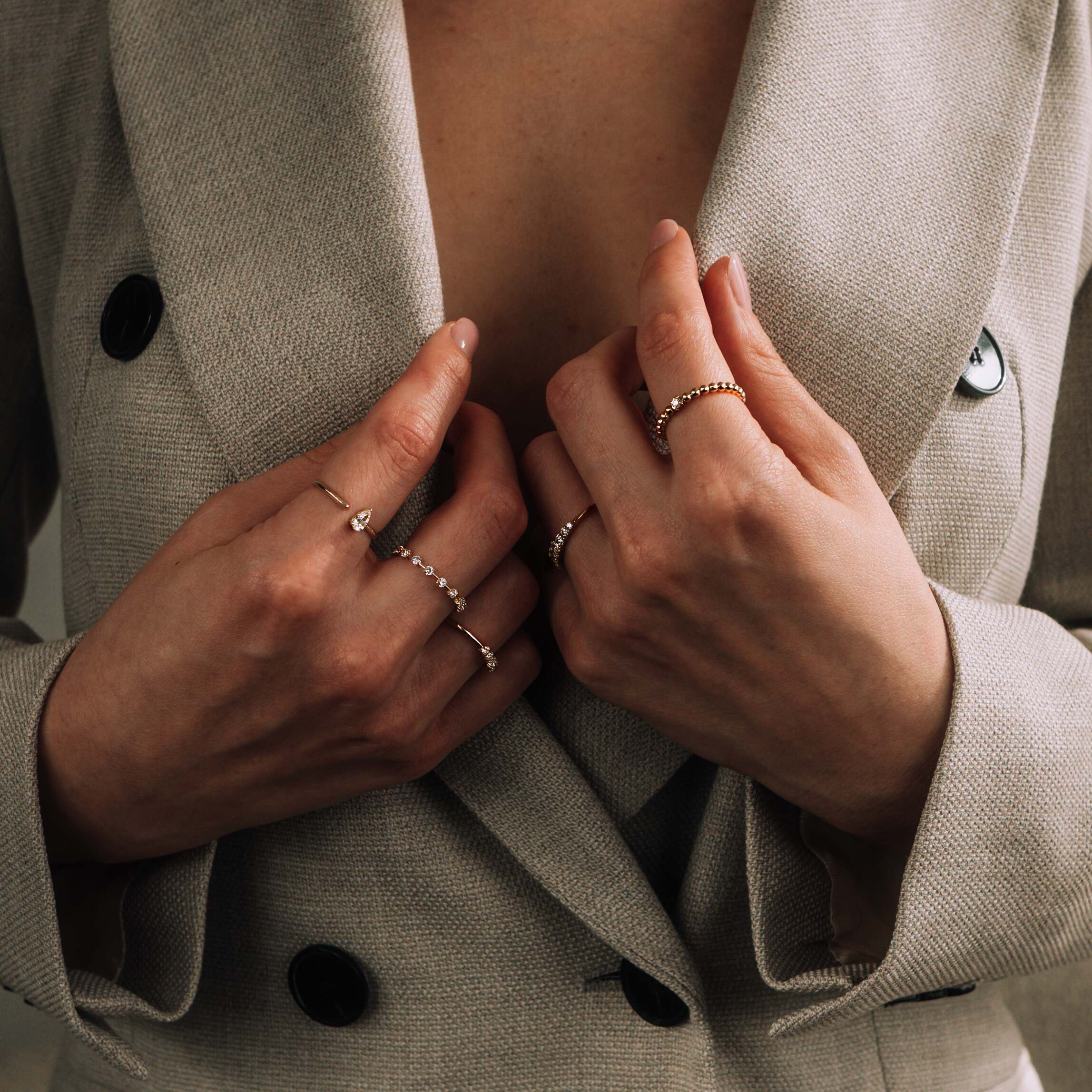 Auswahl an Mooja Studio Schmuckstücken, darunter 14K Goldketten, Ringe und Ohrringe, alle besetzt mit Labor-Diamanten, die nachhaltigeren Luxus und ethische Herstellung repräsentieren.