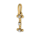 Die Sassy Letter Charm Kette von Mooja Studio mit einem Buchstaben-Anhänger in 14K Gelbgold, besetzt mit Labor-Diamanten, verkörpert ethischen Luxus und personalisierten Stil.