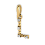 Die Sassy Letter Charm Kette von Mooja Studio mit einem Buchstaben-Anhänger in 14K Gelbgold, besetzt mit Labor-Diamanten, verkörpert ethischen Luxus und personalisierten Stil.