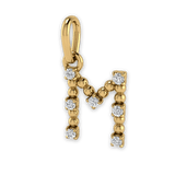 Die Sassy Letter Charm Kette von Mooja Studio mit einem Buchstaben-Anhänger in 14K Gelbgold, besetzt mit Labor-Diamanten, verkörpert ethischen Luxus und personalisierten Stil.