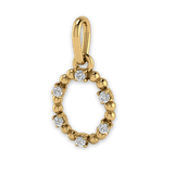 Die Sassy Letter Charm Kette von Mooja Studio mit einem Buchstaben-Anhänger in 14K Gelbgold, besetzt mit Labor-Diamanten, verkörpert ethischen Luxus und personalisierten Stil.