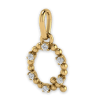 Die Sassy Letter Charm Kette von Mooja Studio mit einem Buchstaben-Anhänger in 14K Gelbgold, besetzt mit Labor-Diamanten, verkörpert ethischen Luxus und personalisierten Stil.
