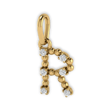 Die Sassy Letter Charm Kette von Mooja Studio mit einem Buchstaben-Anhänger in 14K Gelbgold, besetzt mit Labor-Diamanten, verkörpert ethischen Luxus und personalisierten Stil.