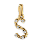 Die Sassy Letter Charm Kette von Mooja Studio mit einem Buchstaben-Anhänger in 14K Gelbgold, besetzt mit Labor-Diamanten, verkörpert ethischen Luxus und personalisierten Stil.