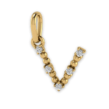 Die Sassy Letter Charm Kette von Mooja Studio mit einem Buchstaben-Anhänger in 14K Gelbgold, besetzt mit Labor-Diamanten, verkörpert ethischen Luxus und personalisierten Stil.