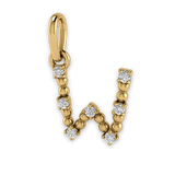 Die Sassy Letter Charm Kette von Mooja Studio mit einem Buchstaben-Anhänger in 14K Gelbgold, besetzt mit Labor-Diamanten, verkörpert ethischen Luxus und personalisierten Stil.
