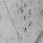 Buchstaben Kette und Buchstaben Anhänger Gold aus 14K Gold von Mooja Studio.