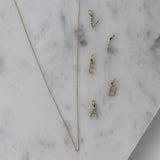 Buchstaben Kette und Buchstaben Anhänger Gold aus 14K Gold von Mooja Studio.
