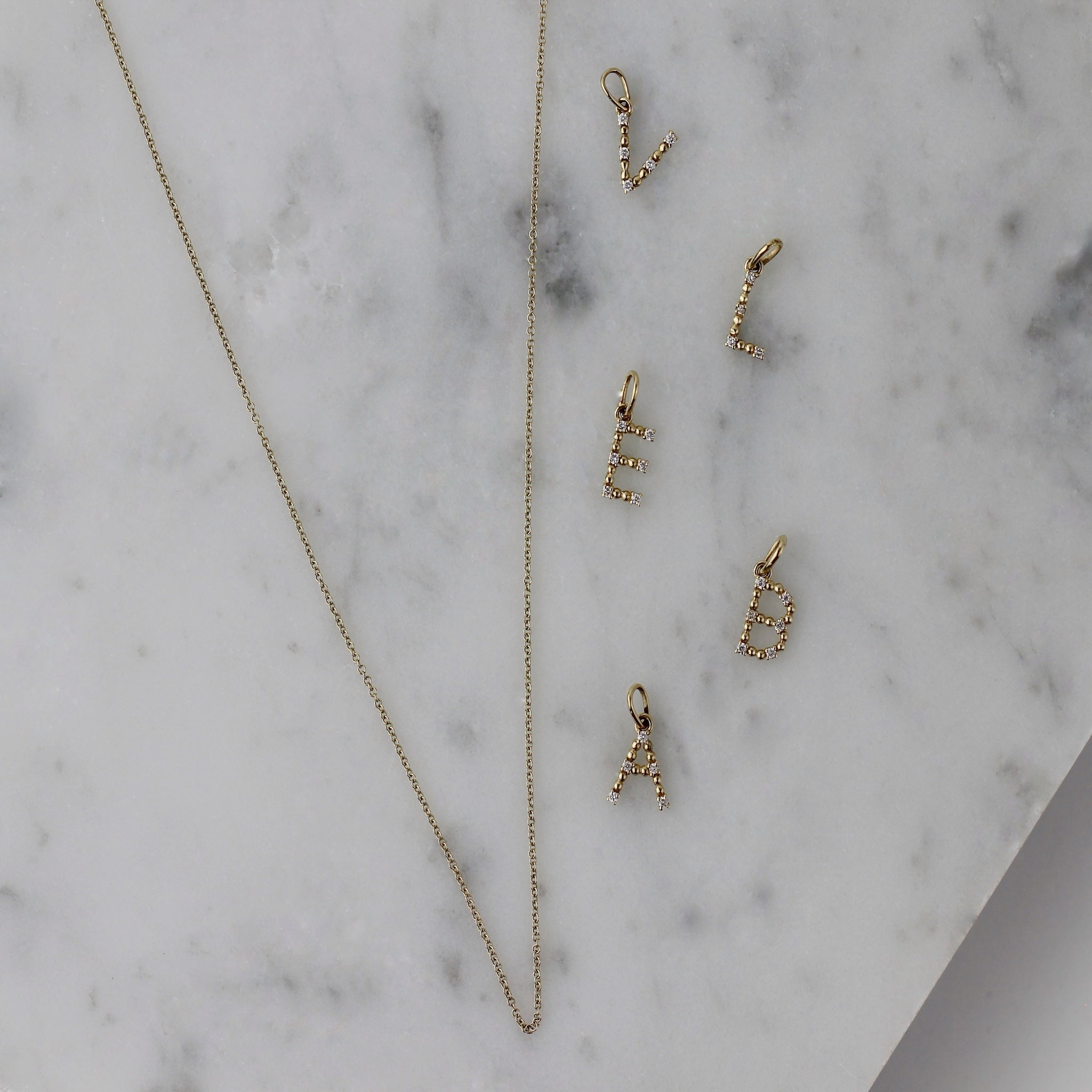 Buchstaben Kette und Buchstaben Anhänger Gold aus 14K Gold von Mooja Studio.