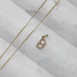 Der Buchstaben Anhänger B in 14K Gold und Lab Grown Diamonds steht für persönliche Verbindungen und Nachhaltigkeit.