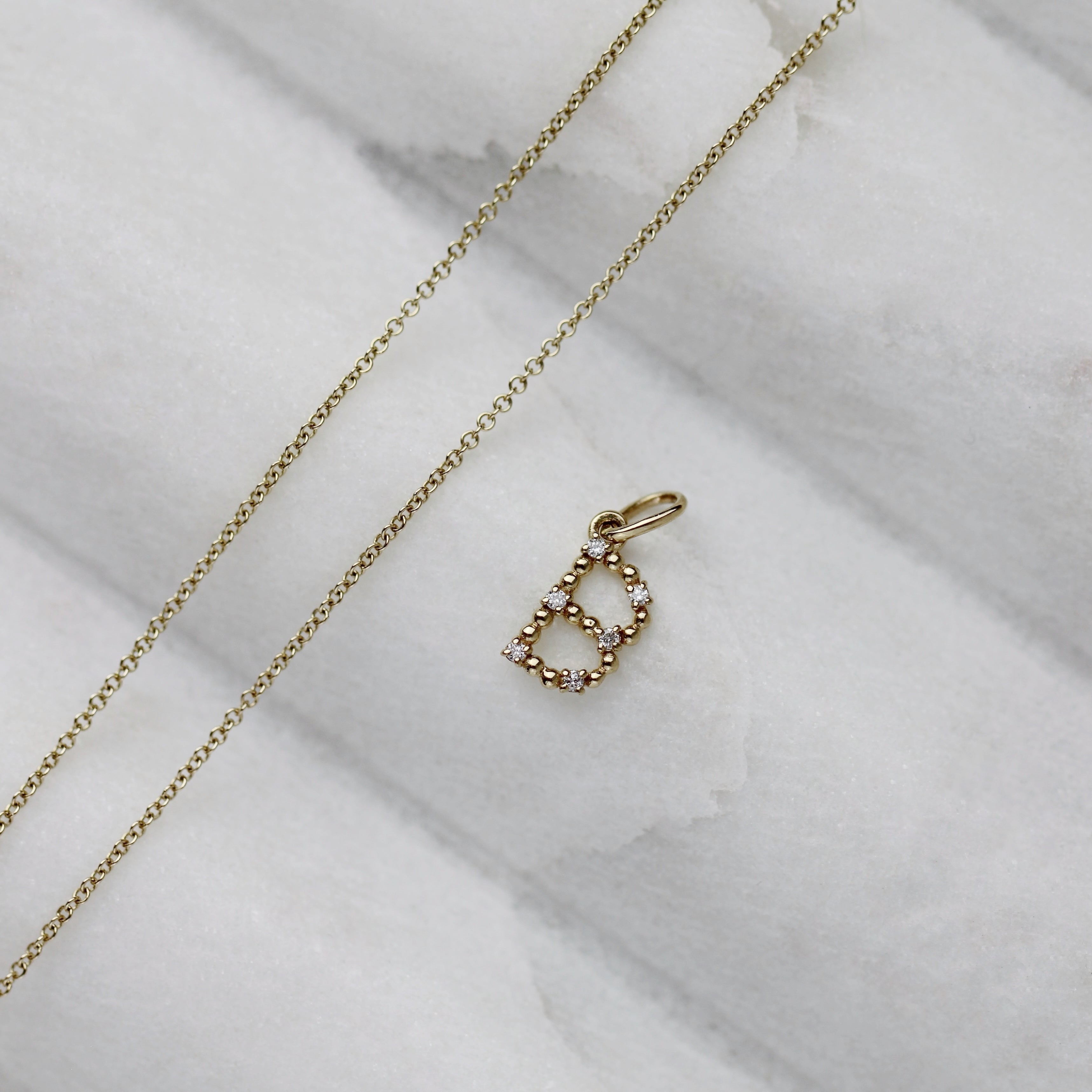 Der Buchstaben Anhänger B in 14K Gold und Lab Grown Diamonds steht für persönliche Verbindungen und Nachhaltigkeit.