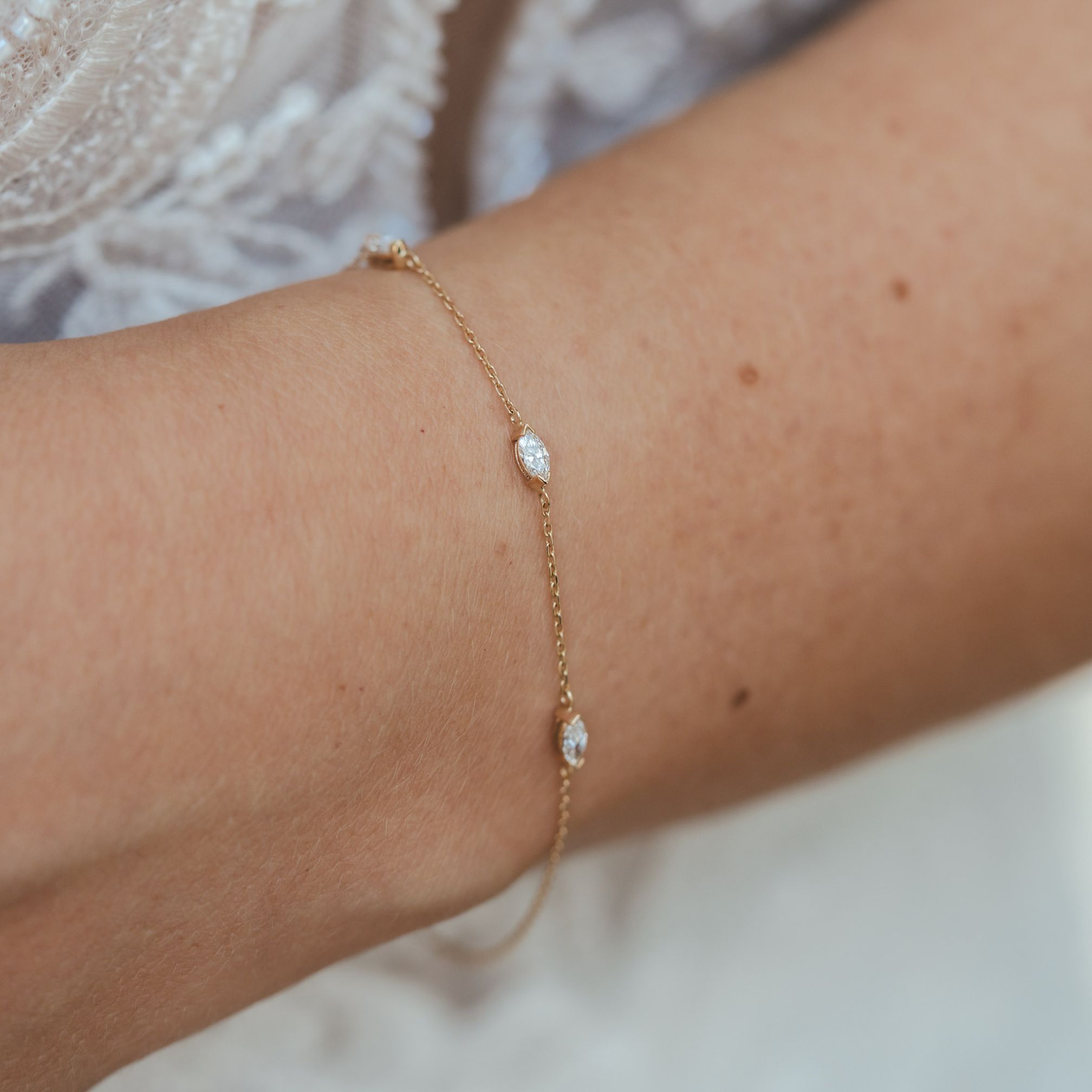 Bridal Schmuck Armband aus 14K Echtgold und drei synthetischen Diamanten im Marquise Schliff.