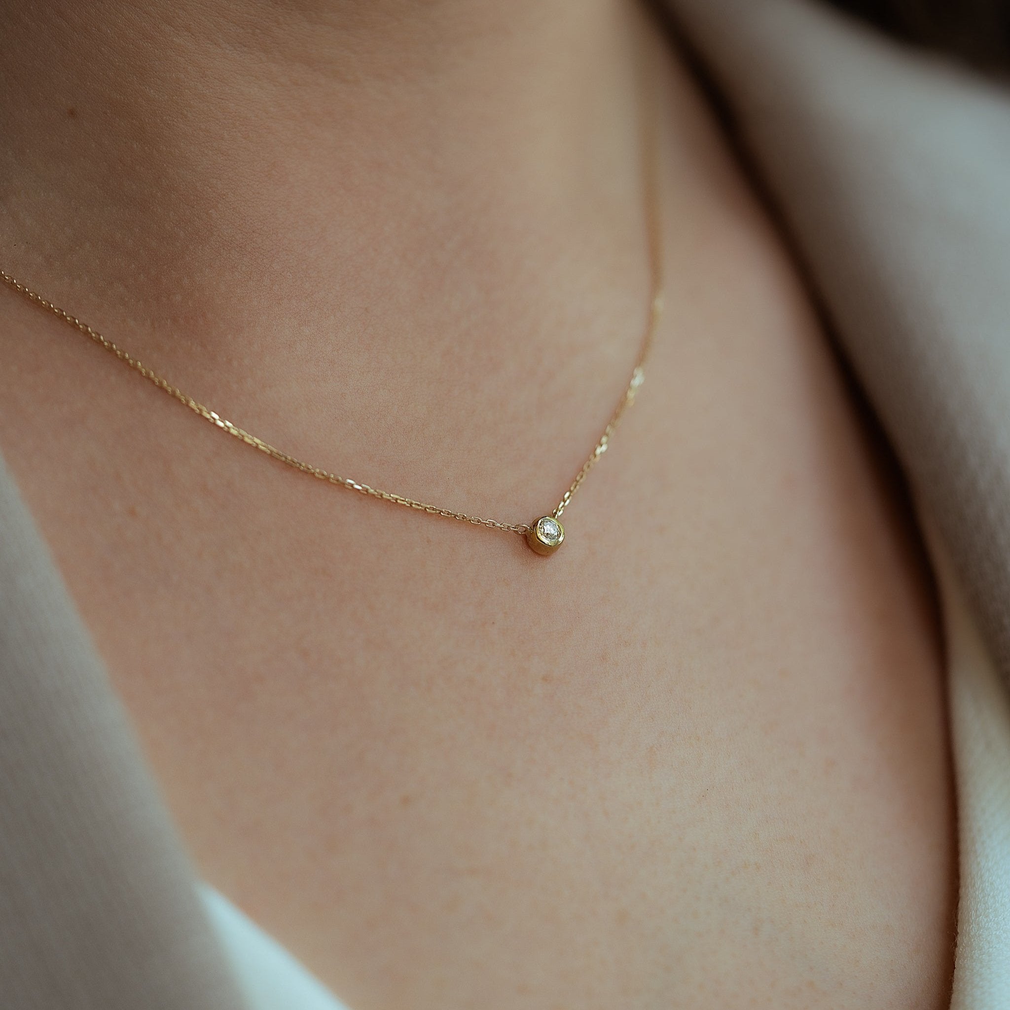 Klassische Diamanthalskette in 14K Gold und runder Lab Grown Diamond von Mooja Studio.