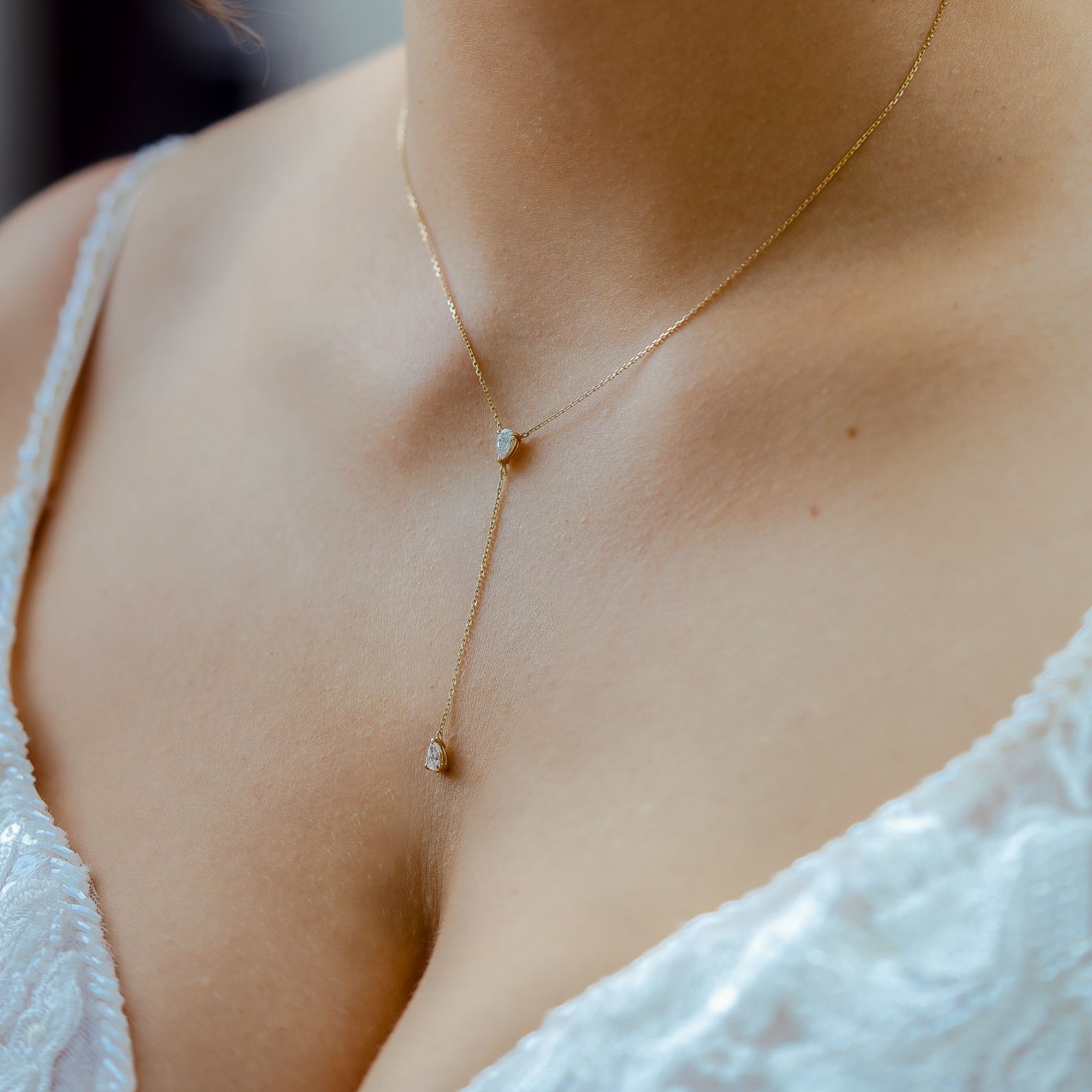 Hängende Tropfendiamanten in 14K Echtgold gefasst. Brautschmuck mit Lab Grown Diamanten.