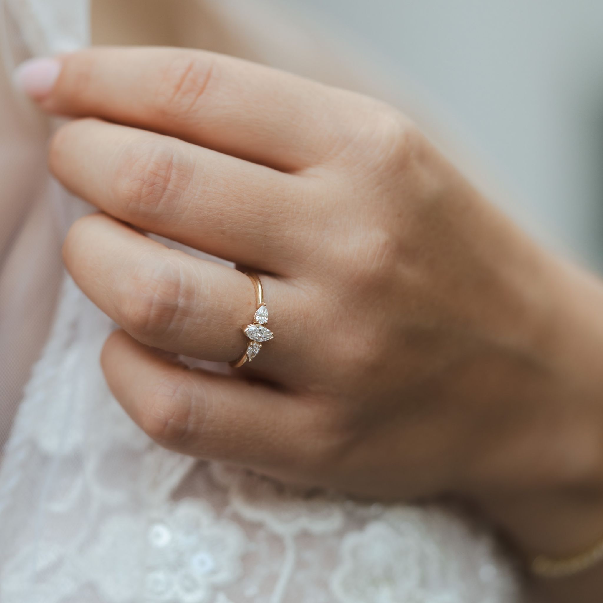 Diamantring mit Lab Grown Diamant im Marquise Schliff und Tropfenschliff aus 14K Echtgold.