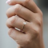 Diamantring aus 14K Echtgold und ovalem Lab Grown Diamanten an der Hand.