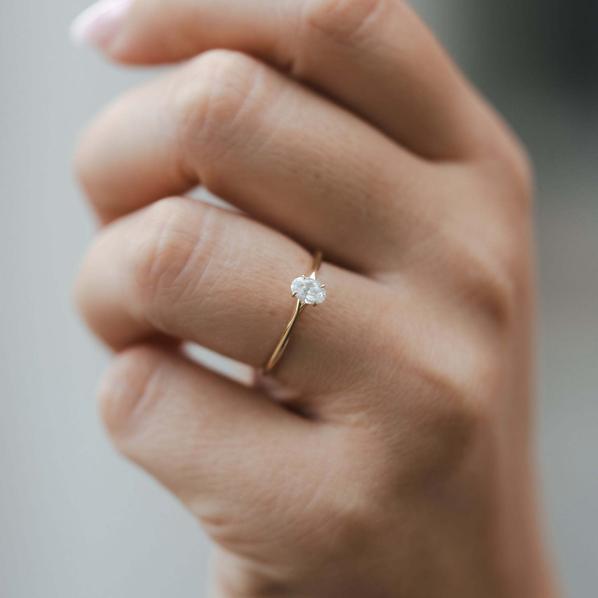 Diamantring aus 14K Echtgold und ovalem Lab Grown Diamanten an der Hand.