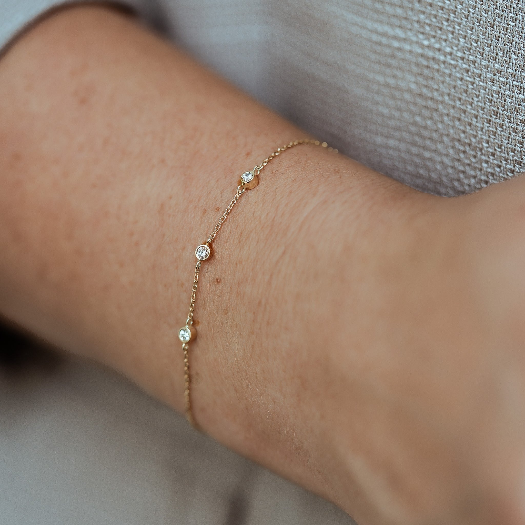 Minimalistisches Diamantarmband mit drei laborgezüchteten Diamanten in Bezel-Fassung von Mooja Studio.