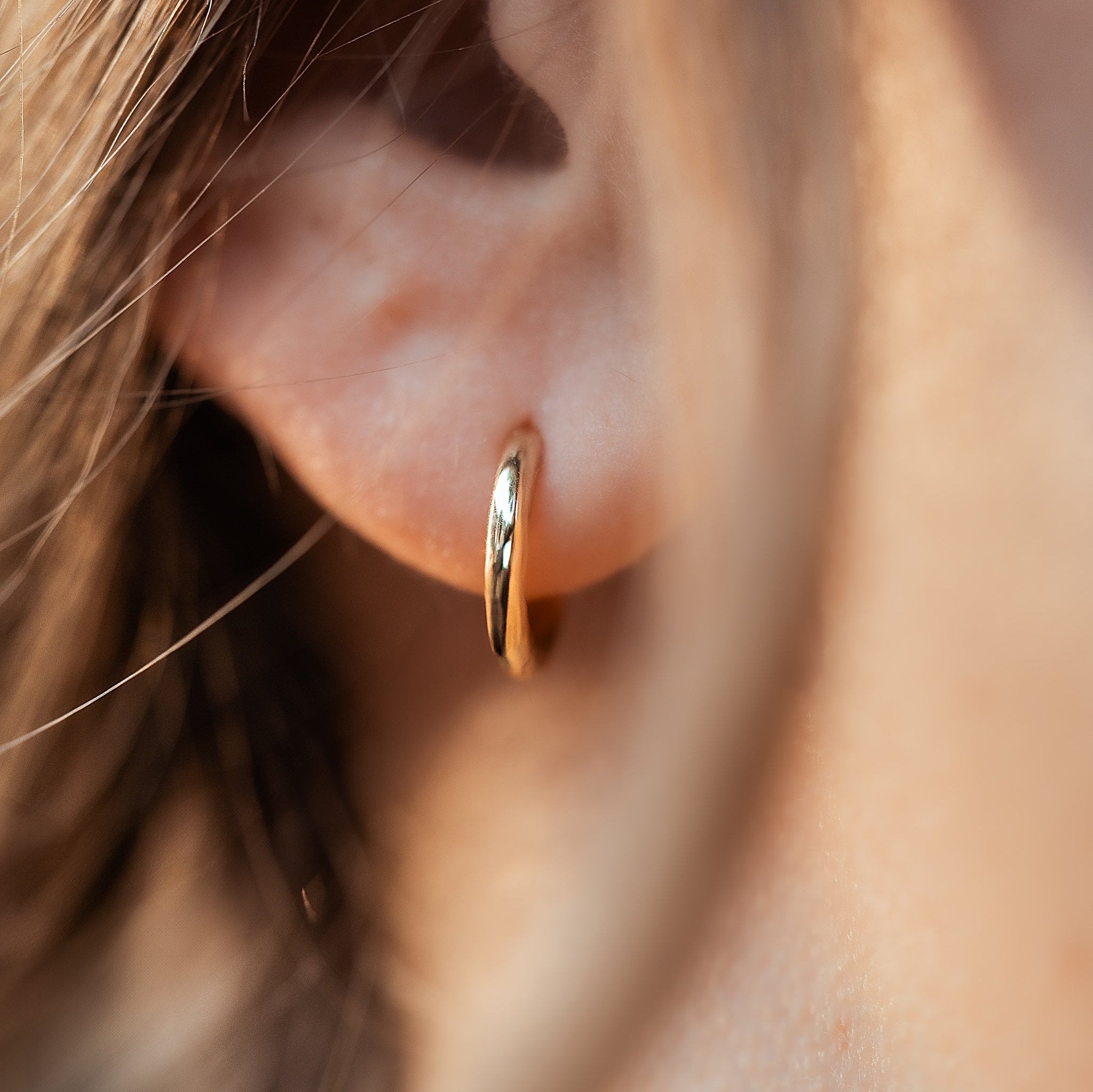 Simple Huggies und Hoops in 14K Gold von Mooja Studio. 