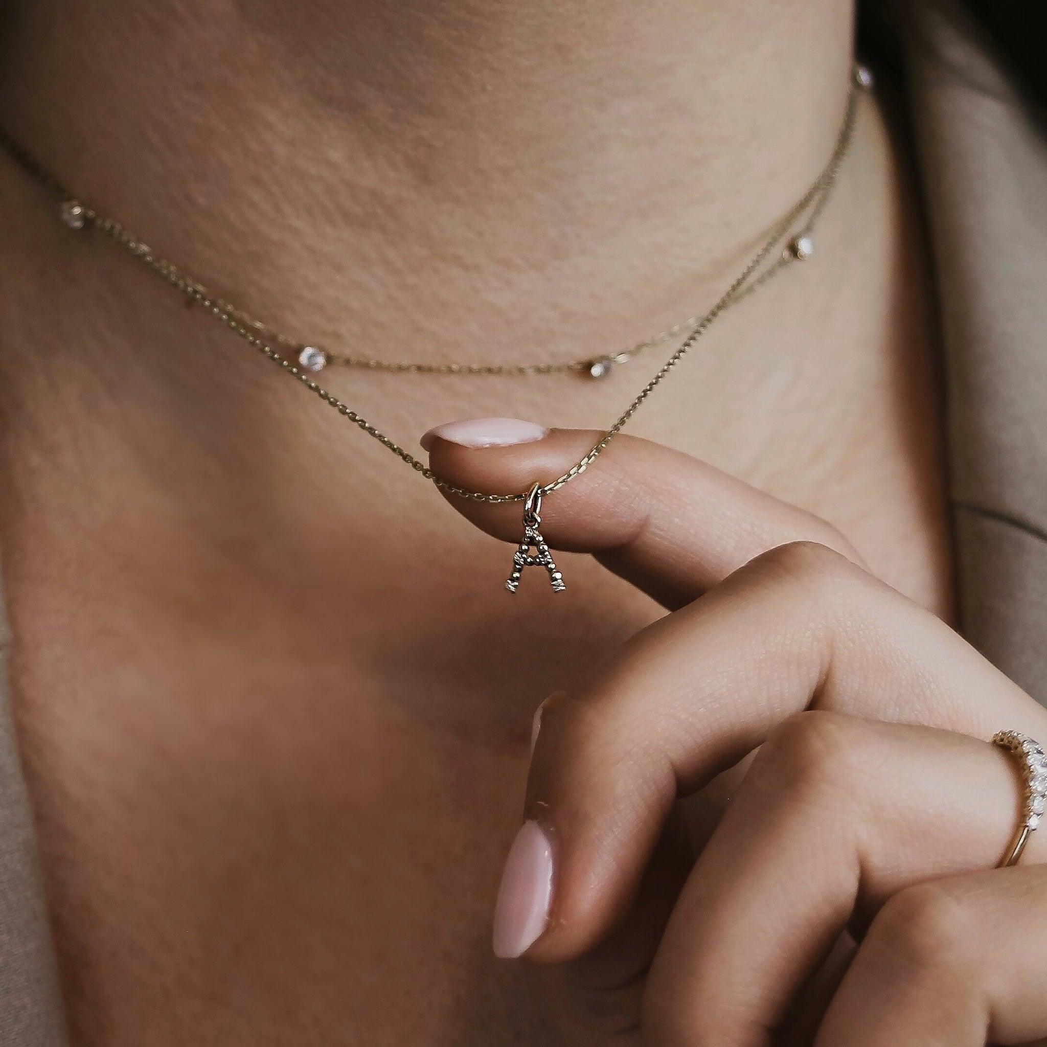 Die Sassy Letter Charm Kette von Mooja Studio mit einem Buchstaben-Anhänger in 14K Gelbgold, besetzt mit Labor-Diamanten, verkörpert ethischen Luxus und personalisierten Stil.