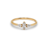 Verlobungsring mit Marquise Lab Grown Diamant und Tropfendiamant von Mooja Studio.