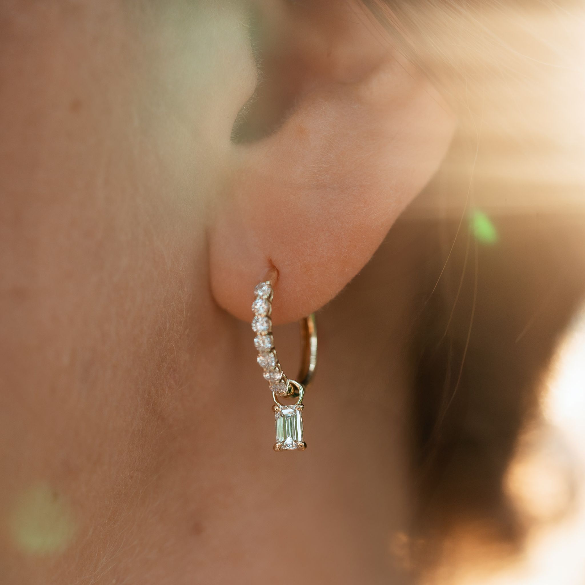 Ohrring Anhänger im Smaragdschliff an klassischer Diamantkreole aus 14K Echtgold und funkelnden Lab Grown Diamanten.