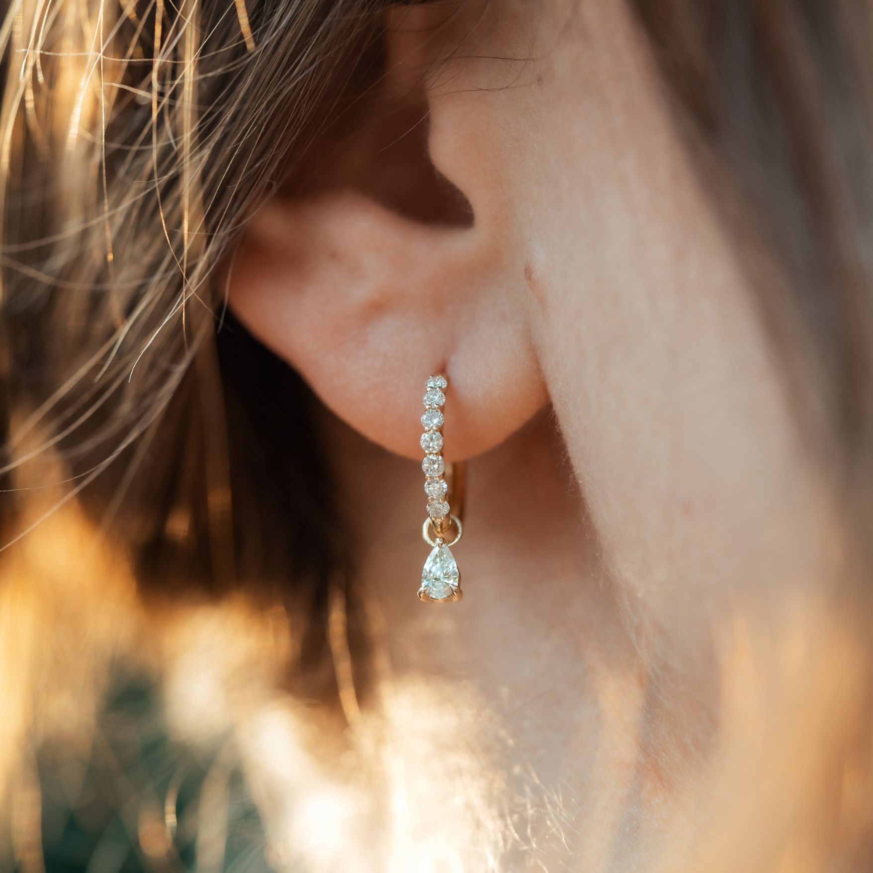 Klassische Gold Creolen aus 14k Gold besetzt mit strahlenden Lab Grown Diamanten.
