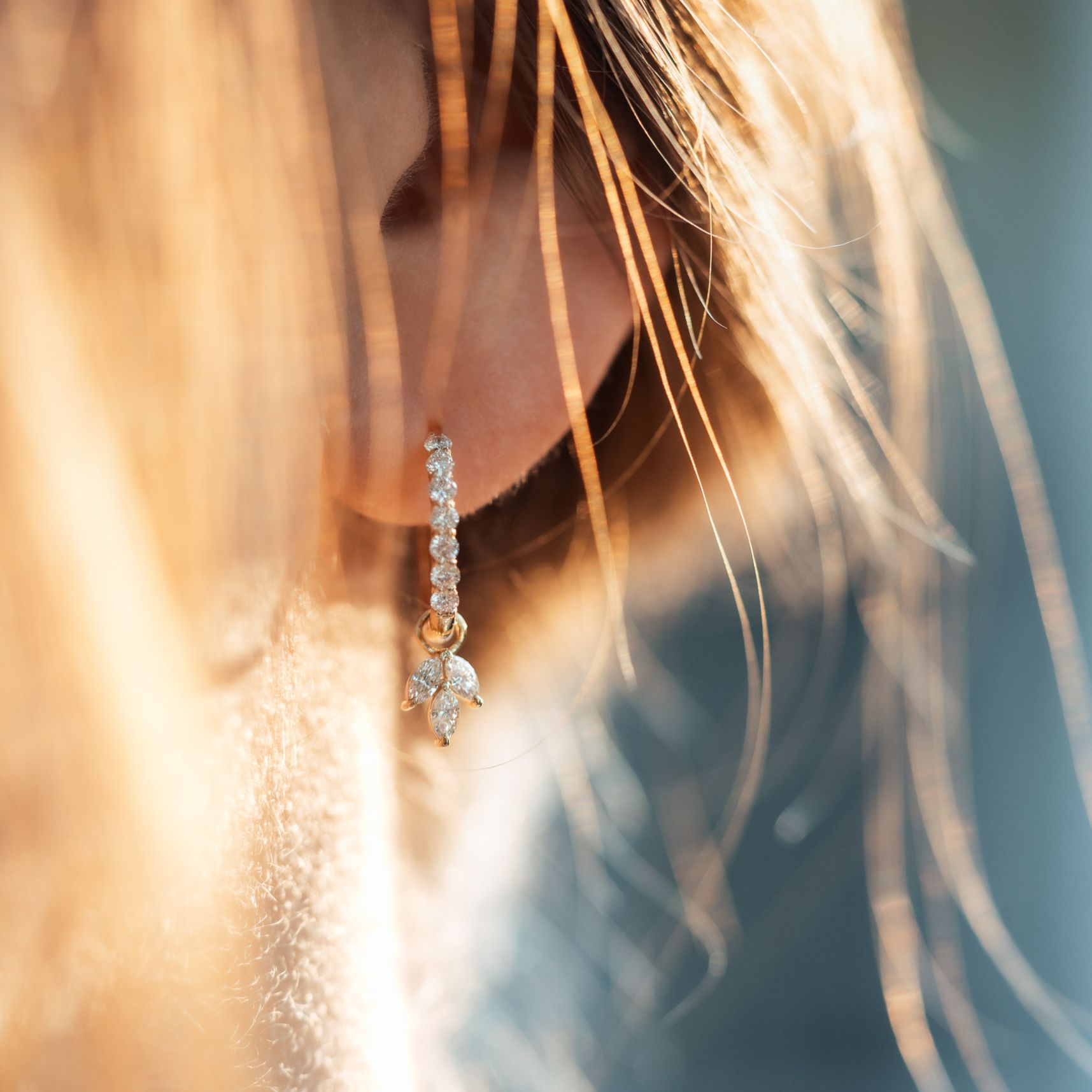 Ohrring Anhänger mit synthetischen Diamanten im Marquiseschliff.