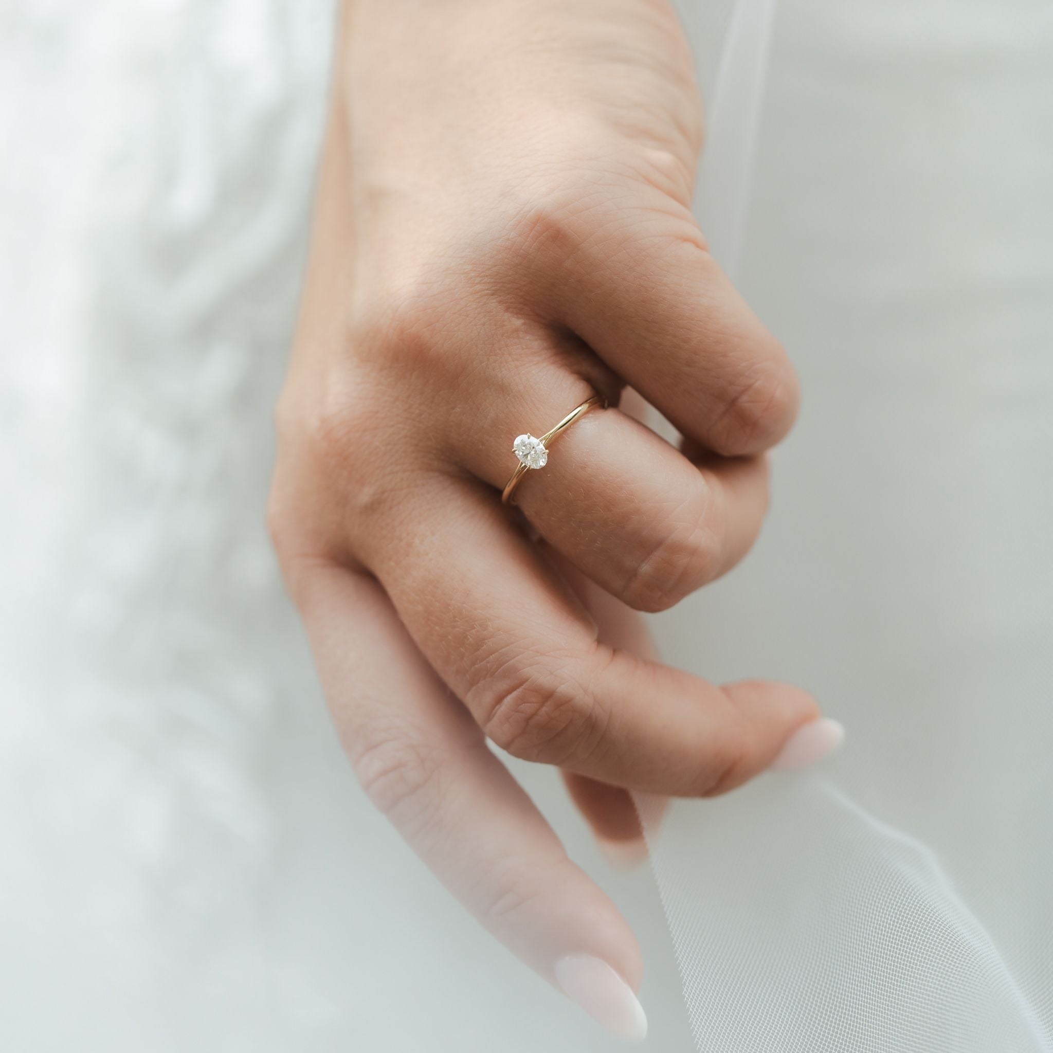 Verlobungsring im Ovalschliff mit Lab Grown Diamanten und aus 14K Gelbgold.